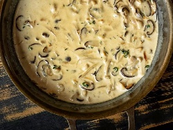 Сос за спагети, макарони, пене или друга паста с телешка кайма, гъби, сметана и жълтъци - снимка на рецептата